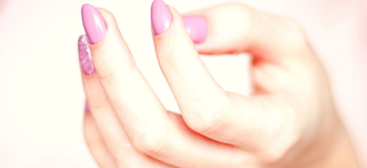 Jak dbać o delikatną skórę naszych dłoni? 